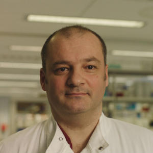 Image of researcher Alan Parker in the lab