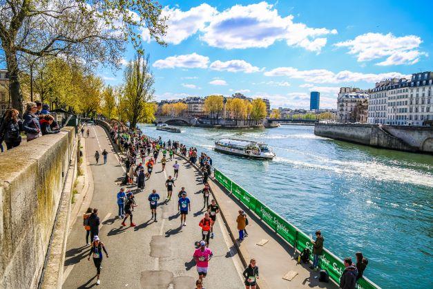 Runners running the Paris Marathon