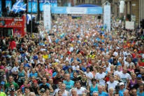 Crowds of people starting the race 